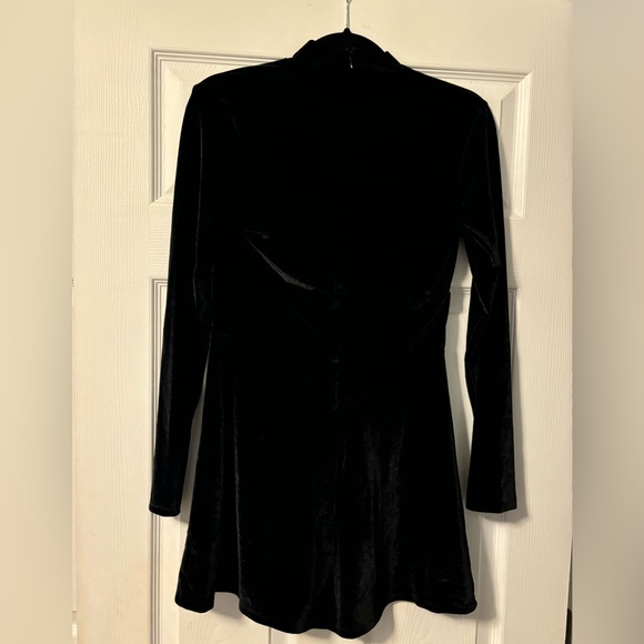 Black velvet long sleeve romper from express S - Picture 8 of 8